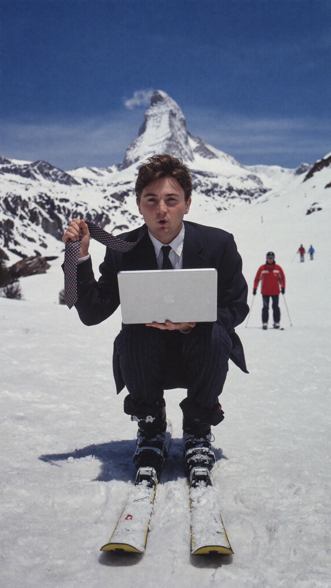Ein generiertes Bild: Kevin Zingg im Anzug, auf Ski unter dem Matterhorn, mit einem Laptop.